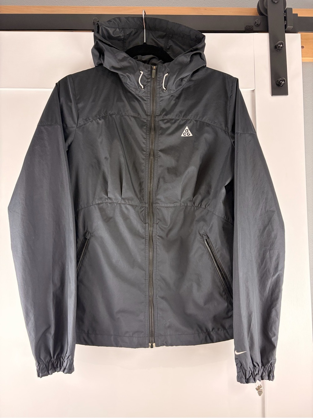 Nike ACG Black Hooded Windbreaker Jacket Women’s size Small